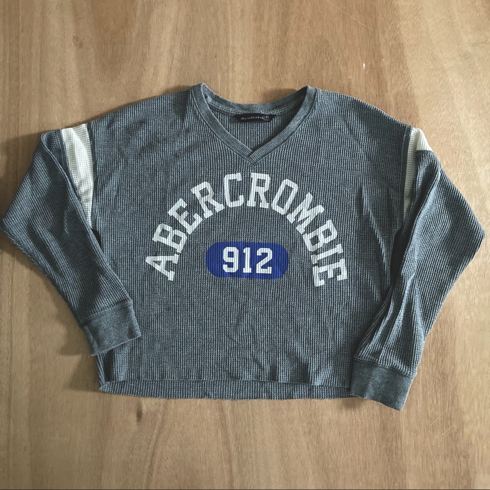 Abercrombie Cropped V neck shirt